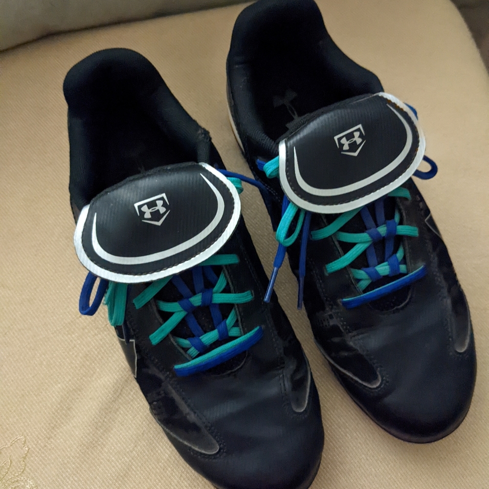 Women's softball cleats